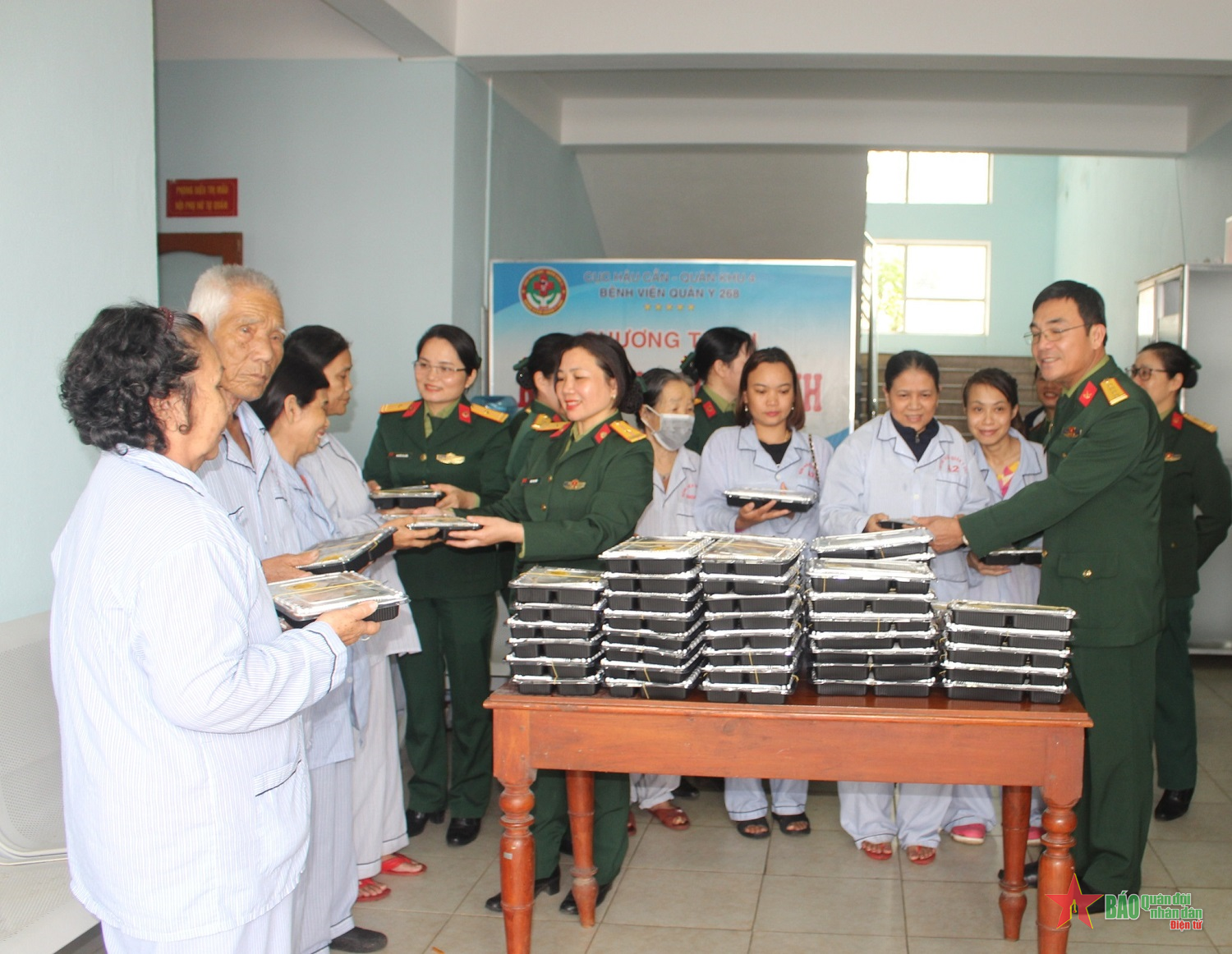 “Ấm áp bữa cơm nghĩa tình”